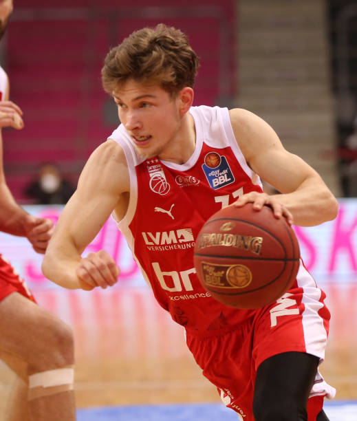 赛场上更具 赛场上更具